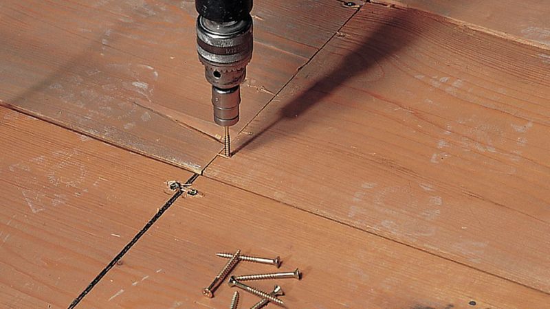 Soll ein Holzdielenboden gespachtelt werden, sind zunächst die Dielen selbst mit Schrauben zu fixieren. Eine höhere Zugkraft erreichen Sie, wenn Sie Schrauben mit Teilgewinde einsetzen.