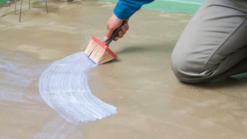 Eine sorgfältige Grundierung bis in die Ecken rein sorgt für einen dauerhaften Verbund. Für Zementestriche reicht ein Tiefengrund, Calciumsulfatestriche müssen abgedichtet werden.