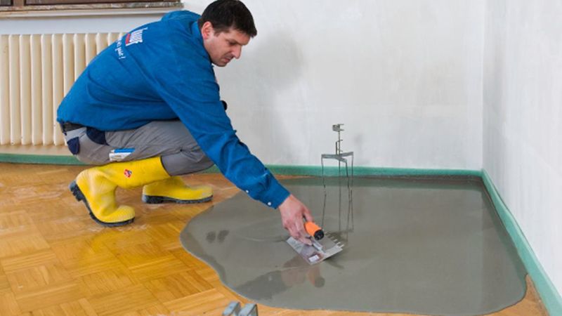 Auf allen Holzuntergründen ist darauf zu achten, dass kein Anmachwasser ins Holz eindringen kann. Auf alten Parkettböden reicht oft die vorhandene Versiegelung aus.