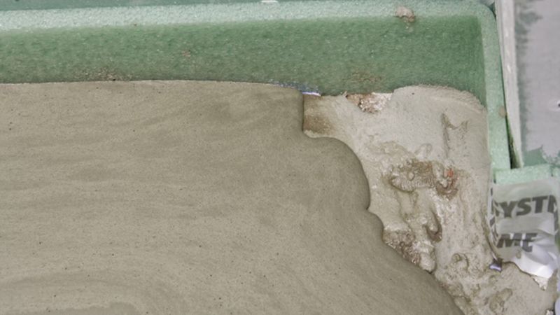 Eine Vorspachtelung vor allem der Ecken hält den Trennstreifen sauber an der Wand und verhindert, dass die Spachtelmasse durch vorhandene Fugen ausläuft.