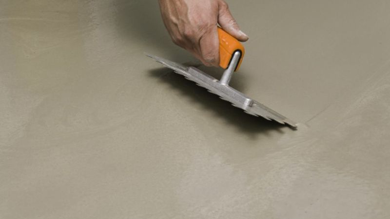 Den optimalen Verlauf der Masse können Sie mit einem Glätter unterstützen. Mit ihm lassen sich auch eventuell nicht verrührte kleine Pulvernester auflösen.