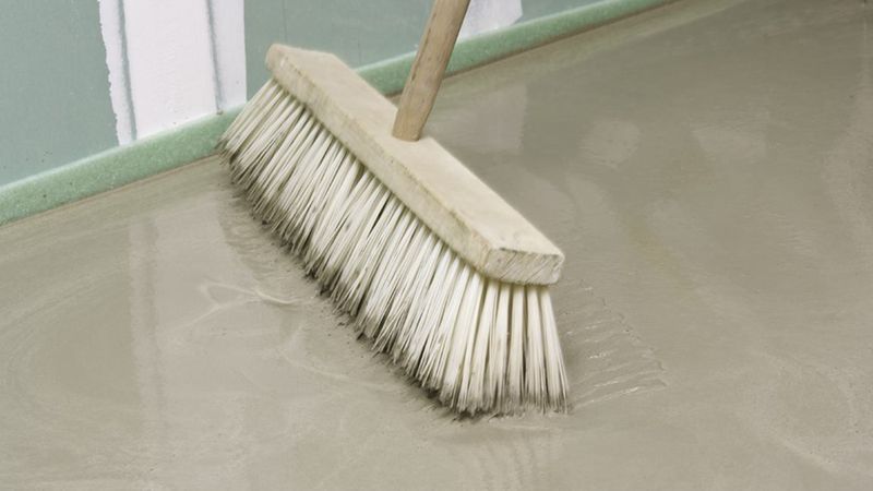 Zum Entlüften von frischen Ausgleichsmassen mit geringen Schichtdicken brauchen Sie nicht unbedingt die Schwabbelstange, es reicht hier auch ein grober Besen.