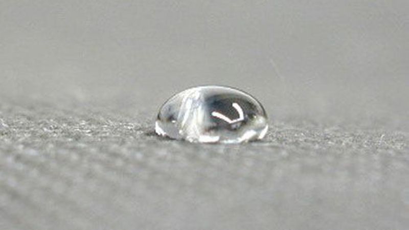 Schlecht benetzbarer Untergrund; das Wasser bildet aufgrund seiner Oberflächenspannung eine Kugel.Bild: Dörken