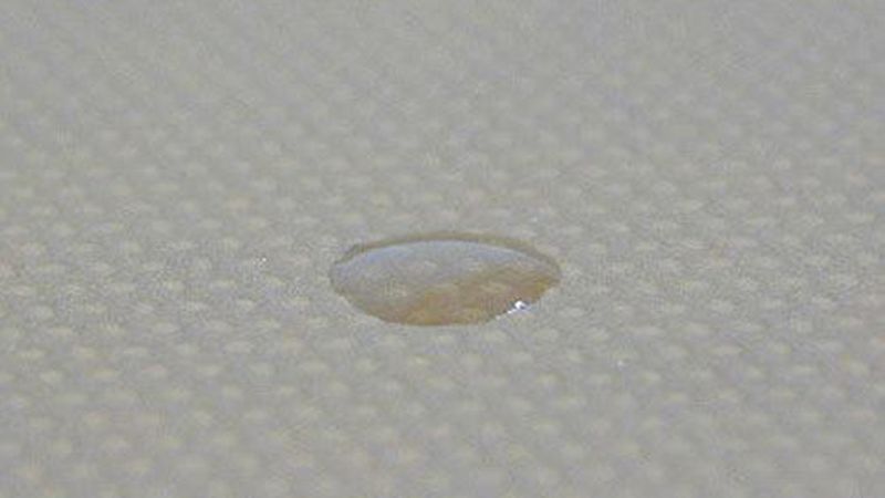 Gut benetzbarer Untergrund; die Oberflächenenergie ist hoch genug, um das Wasser zu spreiten.Bilder: Dörken