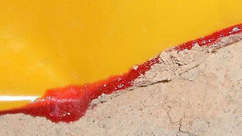 Nicht tragfähiger, in diesem Fall mineralischer Untergrund. Der Zusammenhalt der Oberfläche ist geringer als die Haftkraft des Klebemittels. Bild: Dörken