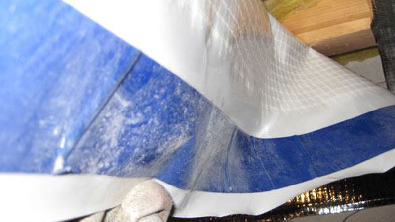 Haben Klebebänder sich erst einmal gelöst, besteht die Gefahr, dass die Klebefläche verschmutzt wird. Eine ausreichende Haftkraft kann dann nicht mehr erreicht werden.Bild: Dörken