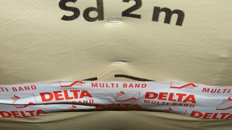 Ablösen des Klebebandes im Bereich des Sparrens infolge eines Durchhangs der Zwischensparrendämmung.Bild: Dörken