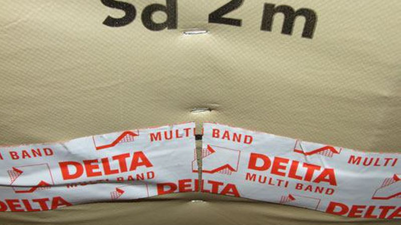 Erkennbares Maß der Dehnung nach Einschneiden des Klebebandes. Dieser Bereich muss nachfolgend neu überklebt werden.Bilder: Dörken