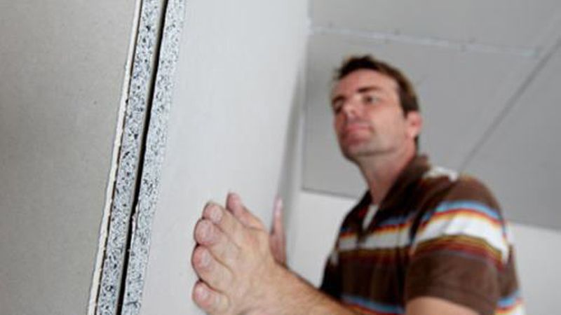 Die Schirmdämpfungsleistung ergibt sich aus einer Kombination von elektrisch leitfähigem Graphit und dem im Gipskern der Platte gebundenen Kristallwasser. (Bild: Saint-Gobain Rigips)