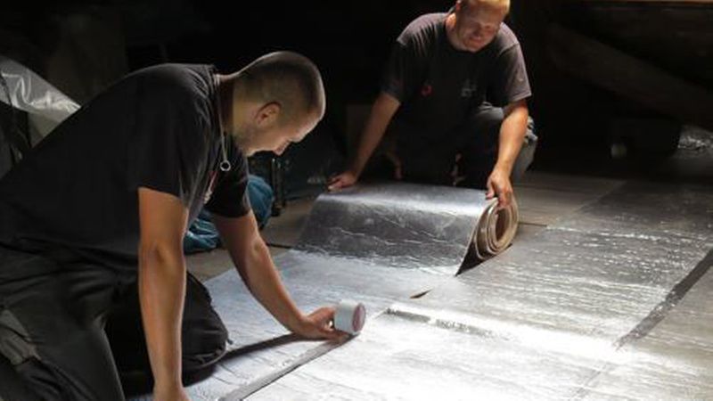 Für eine möglichst hohe und lückenlose Dämpfungswirkung müssen die Stöße der Dämmmatten mit Alu-Klebeband abgeklebt werden. (Bild: SWISS KRONO)