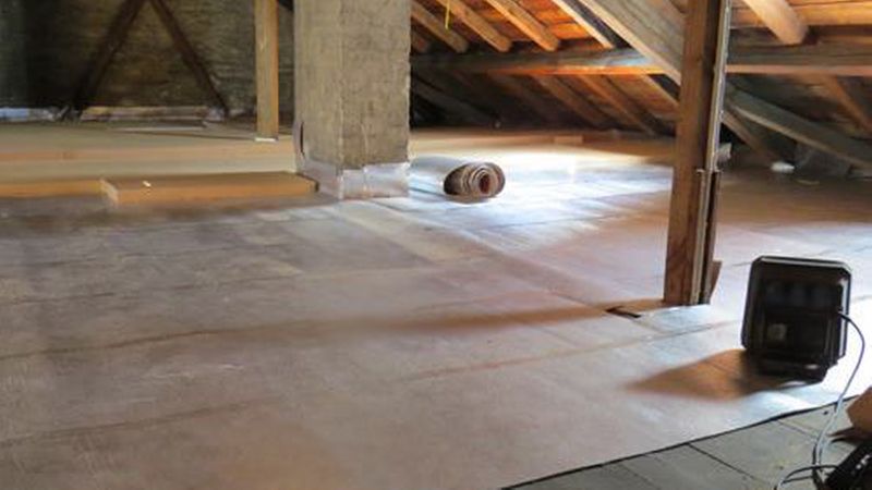 Als Unterlage für die Oberste-Geschossdecken-Dämmung erfüllt die Dämmmatte gleich mehrere Aufgaben, sie ist zugleich auch Dampfbremse für die Dämmung selbst. (Bild: SWISS KRONO)