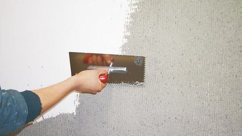 Der Abschirmputz wird mit einer Zahnkelle aufgezogen, um den enthaltenen fasern eine Ausrichtung zu geben. (Bild: Lesando)