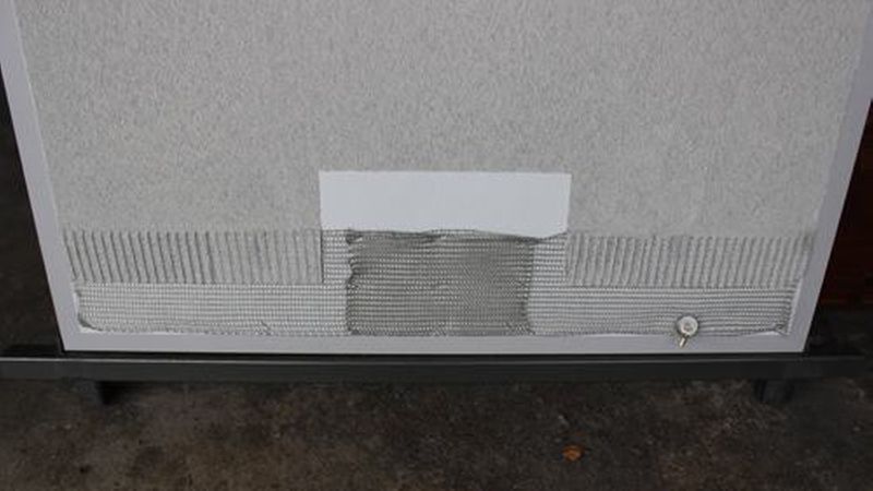 Ein metallisches Ableitgitter, das in den Putz eingearbeitet wird, sorgt für die nötige Erdung. (Bild: Lesando)