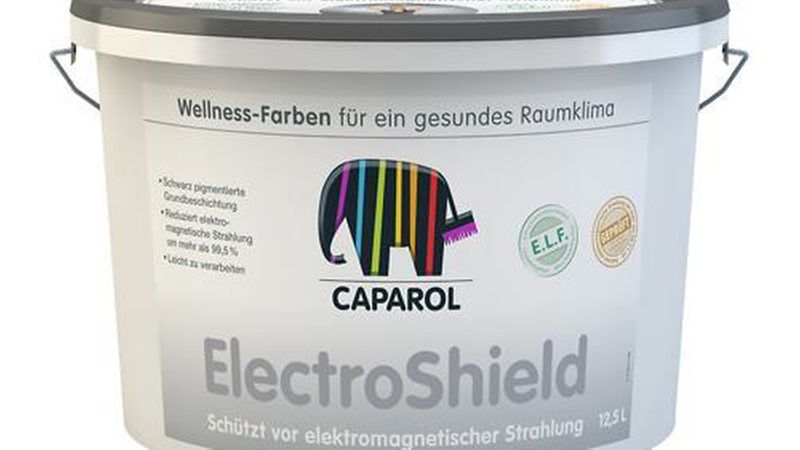 Die Caparol-Wandfarbe ist Schwarz pigmentiert und leicht pastös eingestellt. (Bild: Caparol)