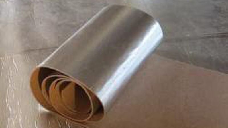 Die rückseitige Aluminium-Kaschierung der Dämmstoffmatten schirmt die elektromagnetische Strahlung zu fast 100% ab. (Bild: SWISS KRONO)