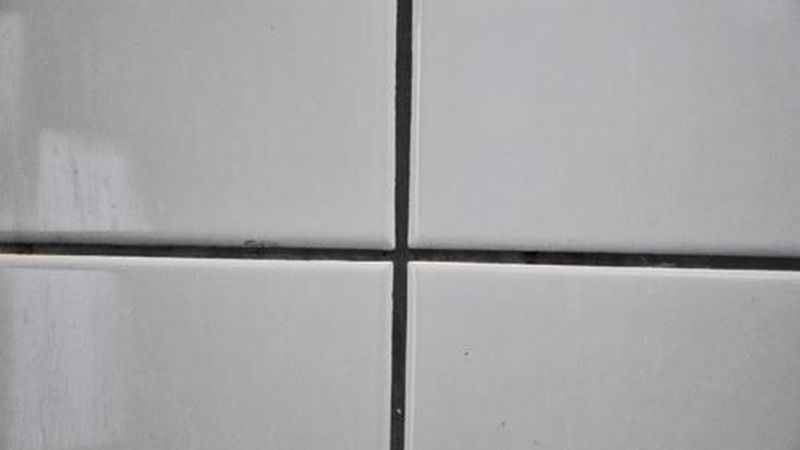 Fugen sind grundsätzlich als wasserdurchlässig einzustufen: Abdichtungsmaßnahmen sind daher unumgänglich! (Bild: AUSBAUPRAXIS/P. John)