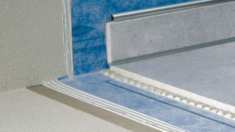 Abdichtungs-Systeme: Wasserundurchlässige Abdichtungsbahnen schützen vor Durchfeuchtung und ermöglichen die direkte Verlegung der keramischen Fliesen und Platten. (Bild: Blanke GmbH & Co. KG)