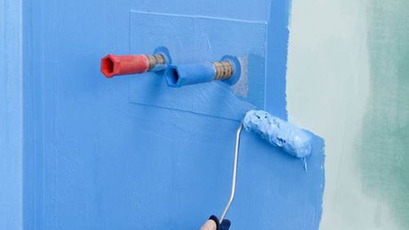 Leitungsdurchführungen (z.B. Wasseranschlüsse) sind speziell mit Dichtmasse und Dichtmanschetten abzudichten. (Bild: Knauf Gips KG)