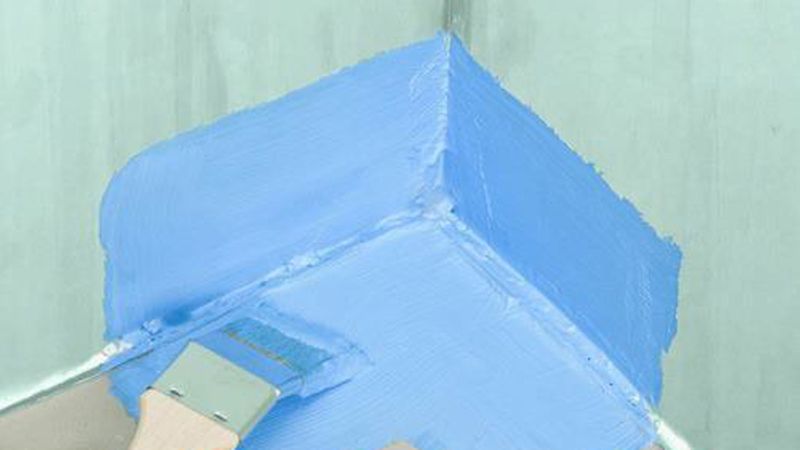 Kritische Bereiche, wie der Übergang zwischen Wand und Boden, sind mittels Dichtmasse und Dichtecken speziell abzudichten. (Bild: Knauf Gips KG)