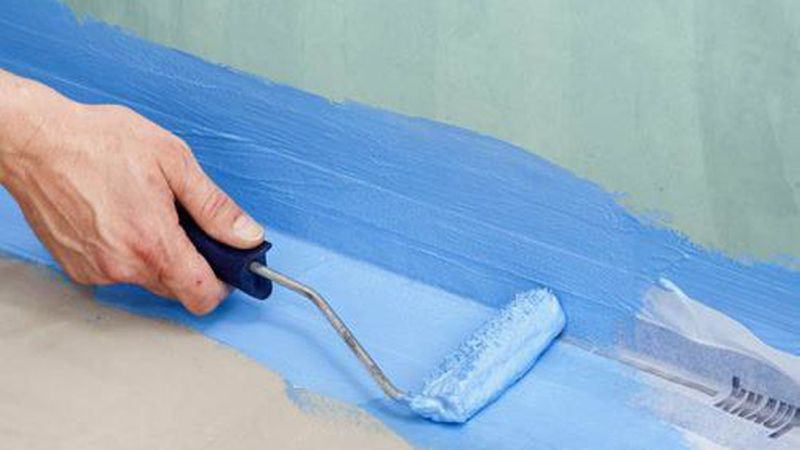 Der Übergang von Wand zu Boden ist mittels Dichtmasse und Abdichtungsbändern so abzudichten, dass eine Durchfeuchtung der Wände ausgeschlossen ist. (Bild: Knauf Gips KG)