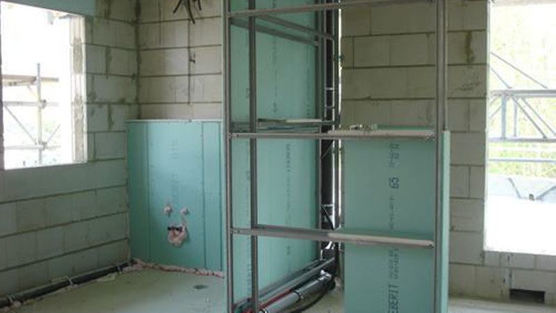 Trockenbauverfahren: Vorwand-Vorrichtung im Bad (Bild: DIPL.-ING. Monika Winggen Architektin AKNW – BDB)