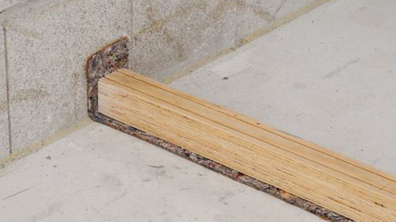 Für das Dichtband wird bei Holzkonstruktionen in der Regel eine Filzunterlage gewählt.