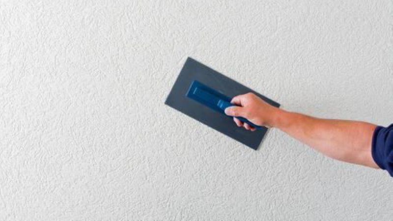 Vier Beispiele für die Gestaltung der Putzoberfläche sind das runde Abreiben...