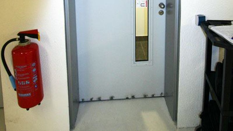 Durch das Kürzen des Türblattes einer Feuerschutztür aus Stahlblech verliert die Tür ihre Zulassung. Foto: Mink