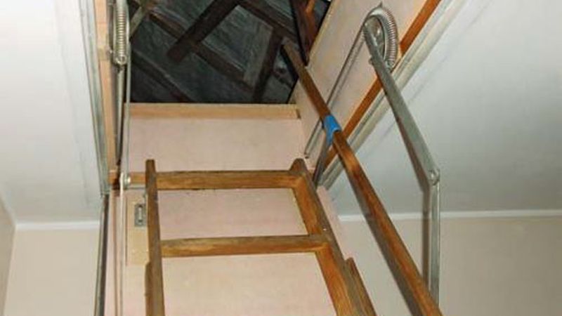 Bild 1: Die Hochleistungsdämmplatten dämmen nicht nur die Dachbodenluke, sondern auch die Seiten des Durchstiegs. (Bild: IpeG-Institut)