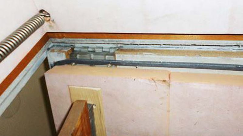 Bild 2: Undichtigkeiten an der Luke werden durch eine umlaufende Dichtung vermieden. Sie ist auf dem Bild als dunkler Streifen zu erkennen. (Bild: IpeG-Institut)