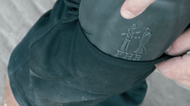 Gute, belastbare Knietaschen sind meist aus Cordura gefertigt, die Kniepolster sollten herausnehmbar sein. (Bild: FHB original GmbH & Co. KG)