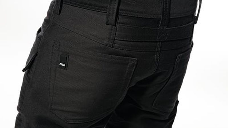 Zunfthosen aus Denim-Jeansstoff sind elastisch und haben einen höheren Tragekomfort als Cordhosen. (Bild: FHB original GmbH & Co. KG)