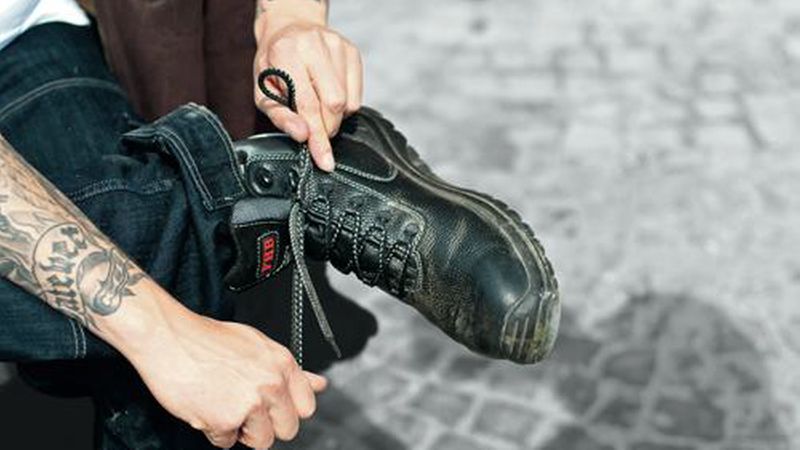 Lederschuhe müssen flexibel genug sein, um damit auch längere Zeit im Knien oder Hocken arbeiten zu können (Bild: FHB Original)