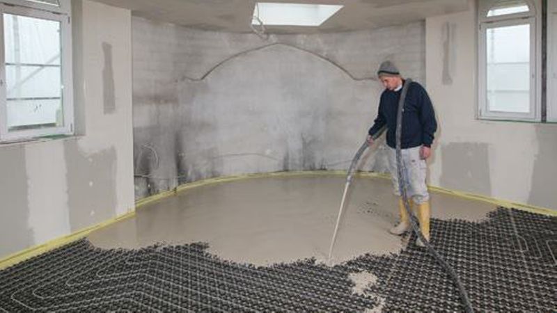 Heizestriche bestehen aus Heizrohren, die mit dem Estrich vergossen werden. (Bild: Klaus Köpplin)