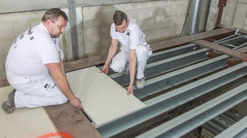 Trockenestriche bestehen aus Platten, die, häufig unterseitig mit einer Dämmung versehen, verlegt werden. (Bild: Knauf)