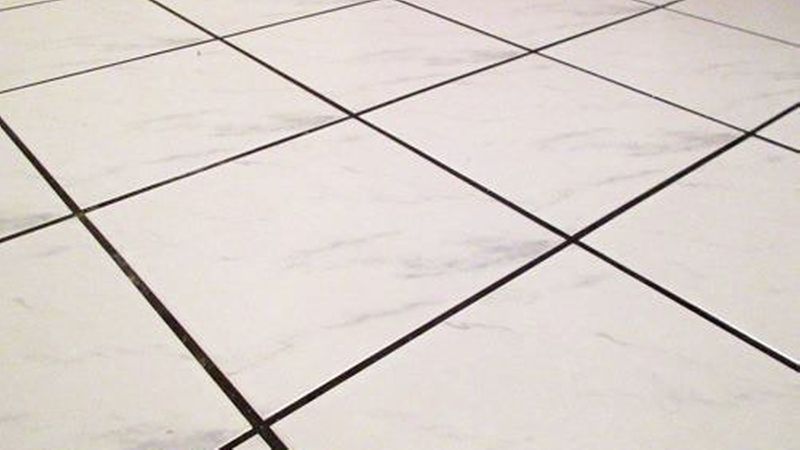 Keramische Fliesen sind widerstandsfähig und belastbar und kommen daher nach wie vor am häufigsten zum Einsatz. (Bild: Miriam Hientz)