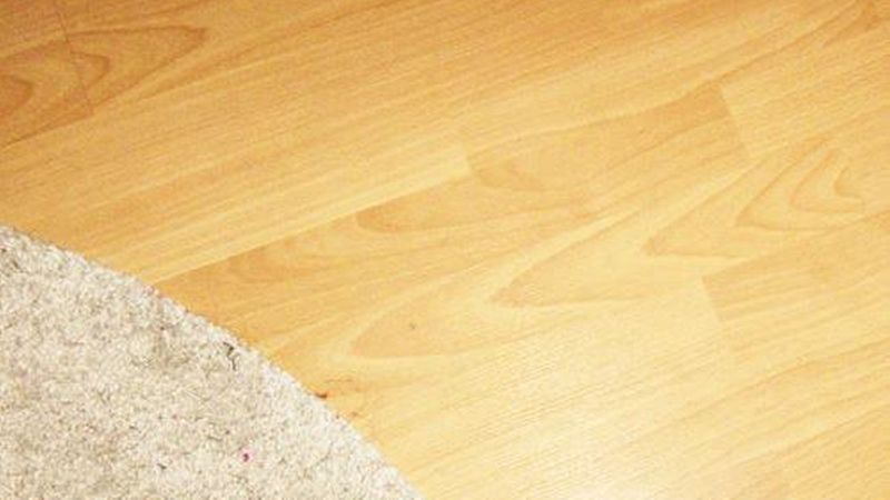 Laminatböden sind besonders robust und strapazierfähig. Laminat ist vergleichsweise günstig und daher als Bodenbelag sehr beliebt. (Bild: Miriam Hientz)