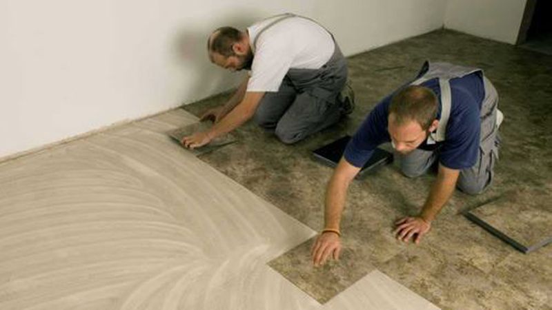 Hier werden PVC-Design-Belägen in Fliesenform verlegt. (Bild: Ardex GmbH)