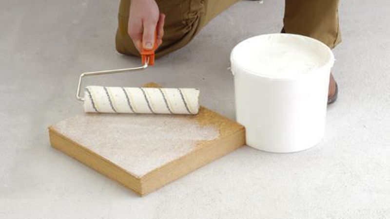 Den Kontaktkleber zuerst auf die Korkfliesen aufbringen, damit er genügend ablüften kann. (Bild: Amorim)