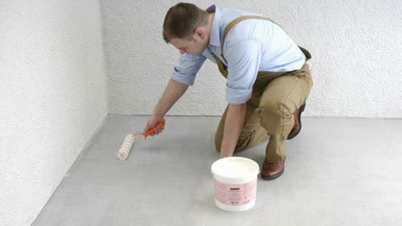 Der Auftrag der Kontaktklebers auf dem Boden erfolgt abschnittsweise. (Bild: Amorim)