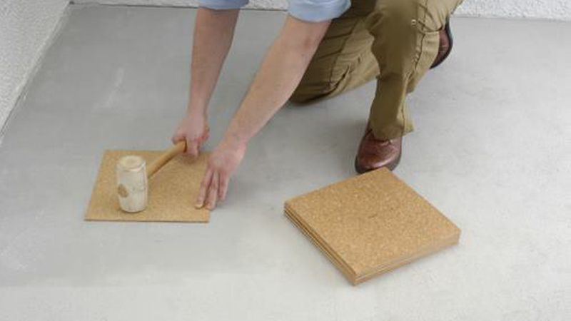 Begonnen wird mit der zweiten Reihe, damit die erste Reihe später dem Wandverlauf angepasst werden kann. (Bild: Amorim)