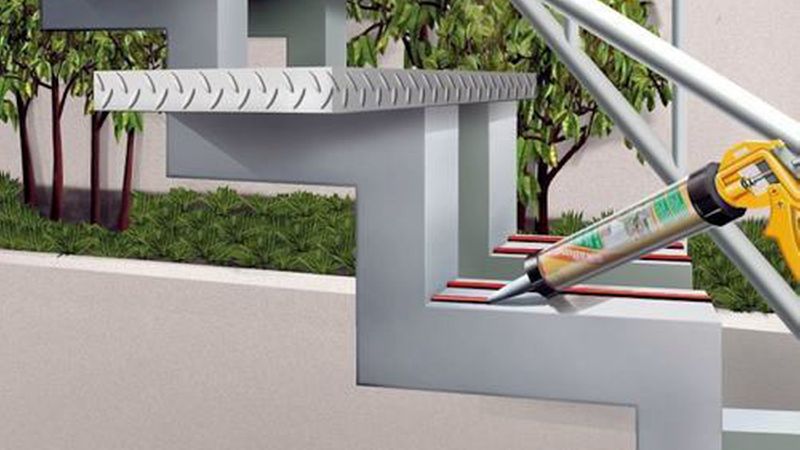 Metalle müssen vor der Klebung angeschliffen werden, um die Oxidschicht zu entfernen. (Bild: Sika Deutschland GmbH)