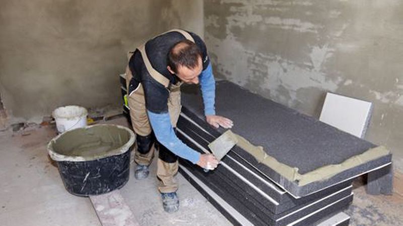 Die „Rigitherm 032“-Innendämmung besteht aus einer EPS-Verbundplatte, die beidseitig mit Gewebe und Zement kaschiert ist. Sie zählt zu den diffusionshemmenden Innendämmsystemen. (Bild: Saint-Gobain Rigips)