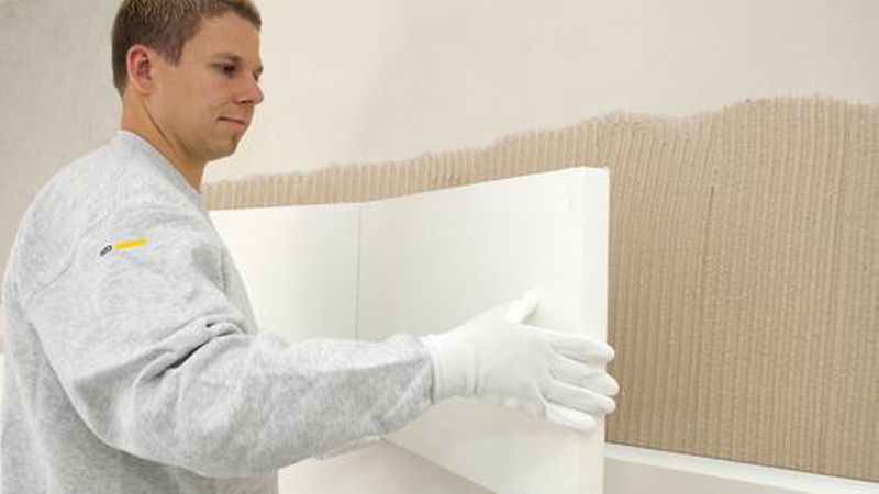 Diffusionsoffene Innendämmsysteme wie „Stotherm“ können ohne Dampfbremse installiert werden. (Bild: Sto)