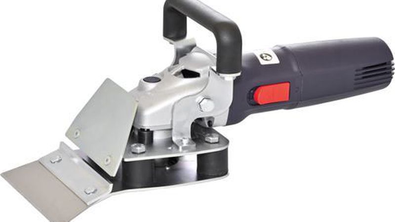 Der Handstripper kann wegen seines geringen Gewichts auch zum Entfernen von Wandbelägen eingesetzt werden. (Bild: Roll GmbH)