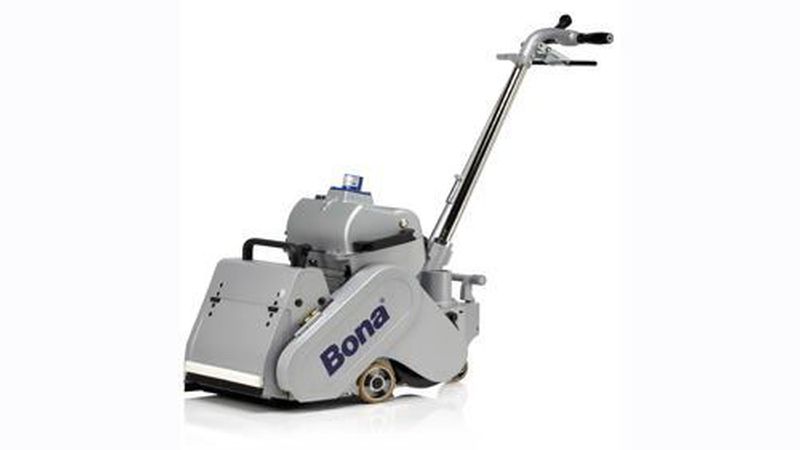 Walzenschleifmaschinen holen jede Lackschicht vom Holzboden. Mit bis zu 80 kg sind sie sehr schwer. (Bild: Bona Deutschland)