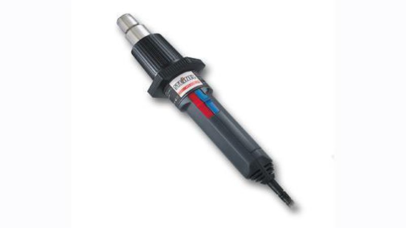 Heißluftgeräte lösen kunstharzhaltige Beschichtungen wie Lack und Kleber durch Erweichen ab. (Bild: Steinel)