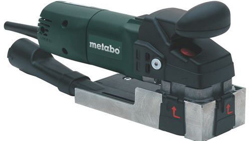 Die Lackfräse arbeitet sowohl auf der Fläche als auch am Rand. Eine Absaugung ist dringend anzuraten. (Bild: Metabo)