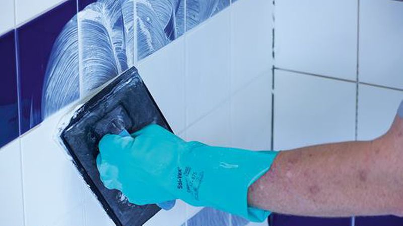 Der Mörtel sollte mit einem Fugbrett tief eingearbeitet werden. (Bild: Saint-Gobain Weber)