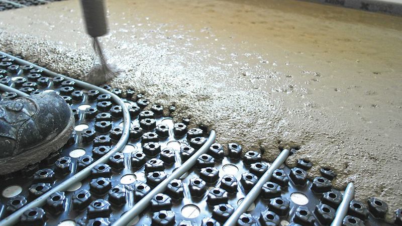 Mit der Pumpe wird der Estrich auf dem Heizsystem verteilt. (Bild: Sopro)